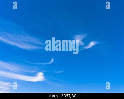 dh Whispy blanc nuages CIEL Royaume-Uni bleu clair ciel Orkney Écosse temps ciel nuageux jour Banque D'Images
