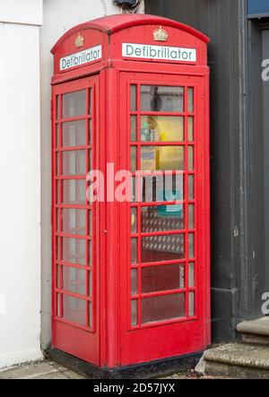 Ancien boîtier téléphonique rouge utilisé pour un défibrillateur, Saffron Walden, Essex, Angleterre, Royaume-Uni Banque D'Images