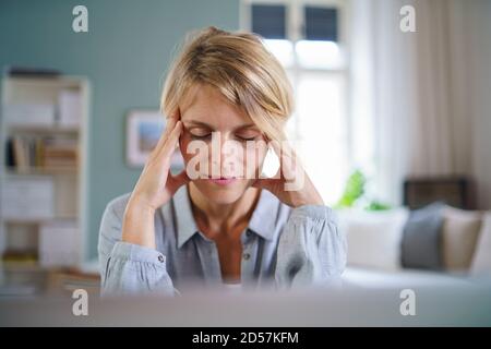 Portrait d'une femme d'affaires méditant à l'intérieur dans le bureau au bureau, concept de santé mentale. Banque D'Images