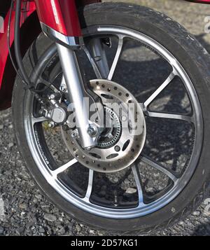 dh Honda super cub c125 MOTO UK motos freins à disque moto frein à disque roue avant Banque D'Images