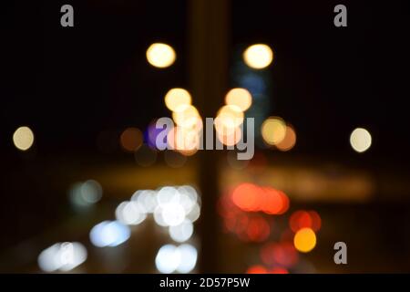 Lumières de rue floues la nuit. Banque D'Images