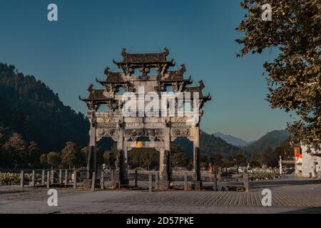 Une ancienne porte d'entrée du mémorial dans le village de Xidi, province d'Anhui, en Chine. Banque D'Images