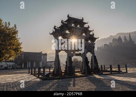 Une ancienne porte d'entrée du mémorial dans le village de Xidi, province d'Anhui, en Chine. Banque D'Images