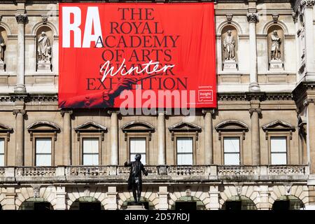 Londres, Royaume-Uni. - 5 octobre 2020 : une statue masquée devant une bannière annonçant l'exposition d'été traditionnelle de l'Académie royale, reportée jusqu'en octobre en raison de la pandémie du coronavirus. Banque D'Images