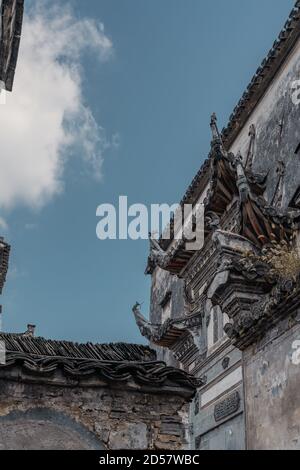 Vue détaillée de l'architecture traditionnelle dans le village de Xidi, en Chine. Banque D'Images