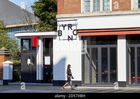 Londres, Royaume-Uni. - 14 septembre 2020 : le restaurant Byron de High Street Kensington, qui reste fermé pendant la pandémie du coronavirus. Banque D'Images