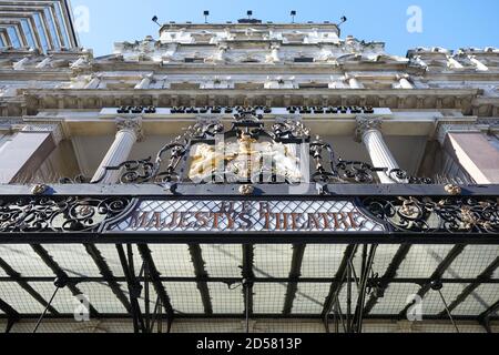 Londres, Royaume-Uni. - 11 octobre 2020 : la canopée et les armoiries royales devant son Majestys Theatre à Haymarket. Le bâtiment actuel date de 1897. Banque D'Images