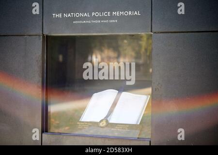 Londres, Royaume-Uni. - 22 septembre 2020 : le Monument commémoratif de la police nationale sur le Mall. Le Mémorial, dévoilé en 2005, a été conçu par Lord Foster et Per Arnoldi and Banque D'Images