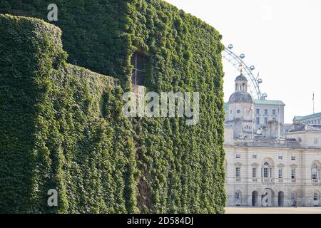 Londres, Royaume-Uni. - 22 septembre 2020 : la Citadelle d'Amirauté en béton recouvert d'ivy à Horse Guards Parade. Le commandement et le contrôle fortement fortifiés et à l'épreuve des bombes f Banque D'Images