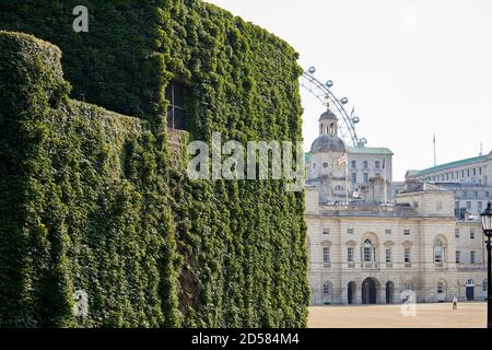 Londres, Royaume-Uni. - 22 septembre 2020 : la Citadelle d'Amirauté en béton recouvert d'ivy à Horse Guards Parade. Le commandement et le contrôle fortement fortifiés et à l'épreuve des bombes f Banque D'Images