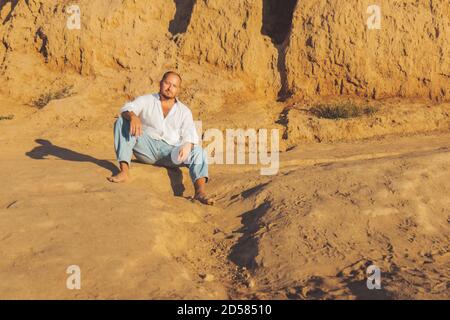 guy en jean léger blanc chemise au lever du soleil Banque D'Images