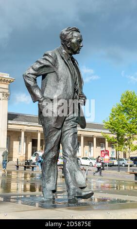 Statue de Harold Wilson, ancien premier ministre de la place St George, à l'extérieur de La gare De Huddersfield Banque D'Images