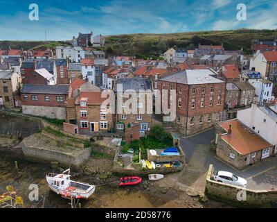 Le centre-ville de la petite ville nord-est de Staithes dans le North Yorkshire au Royaume-Uni Banque D'Images