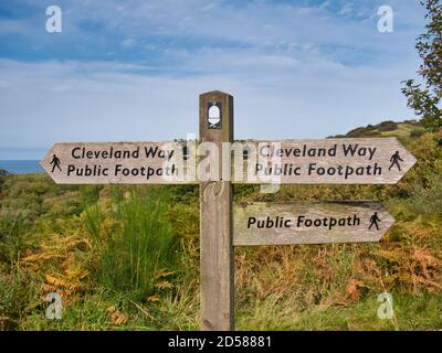 Panneau en bois sur une section côtière du sentier national Cleveland Way entre Robin Hood Bay et Ravenscar dans le North Yorkshire, Angleterre, Royaume-Uni Banque D'Images