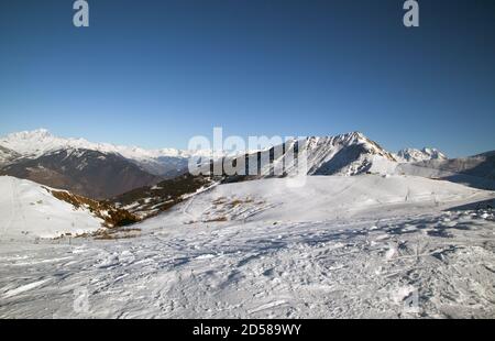 Saint-François-Longchamp : une journée ensoleillée sur une piste de ski haute altitude. Savoie Banque D'Images