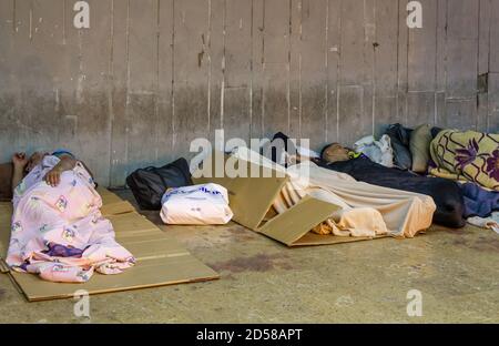 Fatih, Istanbul / Turquie - septembre 18 2020 : sans-abri dormant dans le passage inférieur Banque D'Images