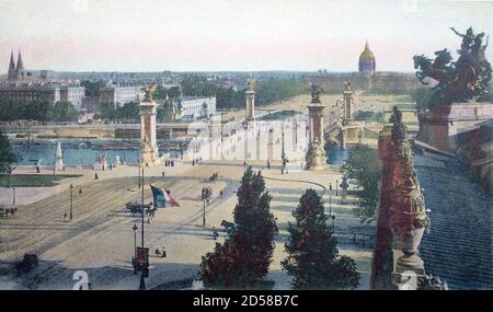Une vue historique du pont Alexandre III au-dessus de la Seine, et des Invalides, 8ème arrondissement, Paris, France, tirée d'une carte postale vers 1900s. Banque D'Images
