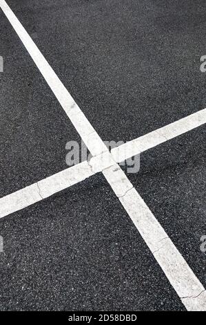 lignes transversales blanches sur route Banque D'Images