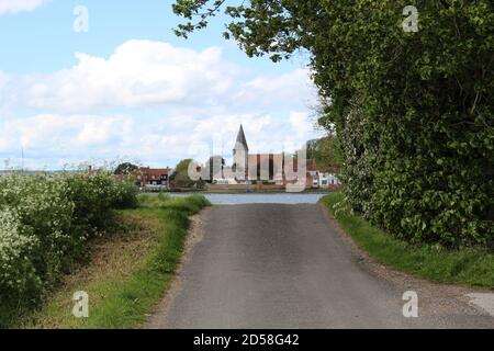 Église Sainte-Trinité, Bosham, West Sussex, vue de l'autre côté du port de Chichester. Banque D'Images