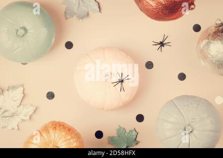 Étagé d'Halloween avec citrouilles bleues pourpres et dorées sur fond beige. Carte de vœux des fêtes, concept d'invitation Banque D'Images