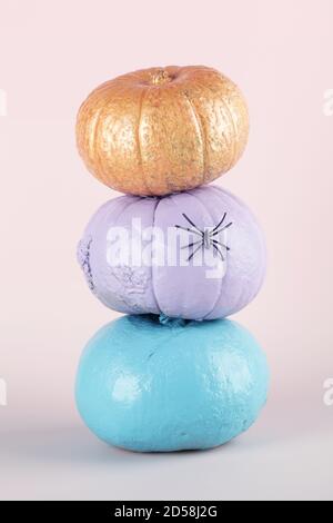 citrouilles bleu-violet et or sur fond rose. Décorations d'Halloween. Concept de vacances tendance. Banque D'Images