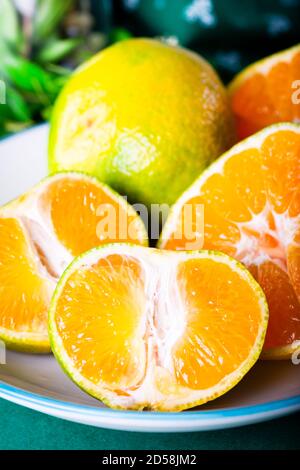 Tranches de mandarine sur un plat en céramique. Banque D'Images