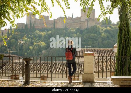 Vue arrière d'une femme qui regarde l'Alhambra, Grenade, Andalousie, Espagne Banque D'Images