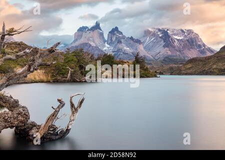Cuernos del Paine et le lac Pehoe, Parc National Torres del Paine, Patagonie, Chili Banque D'Images