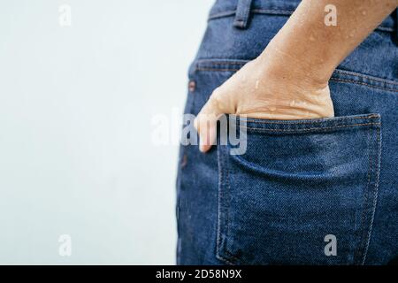 Gros plan de la main humide d'une femme dans sa poche de Jean Banque D'Images