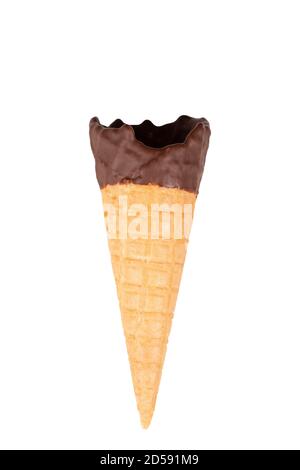Un seul cône de crème glacée trempée au chocolat, isolé sur fond blanc. Banque D'Images