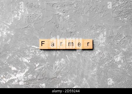 MOT FERMIER écrit sur bloc de bois. TEXTE FERMIER sur la table de ciment pour votre conception, concept. Banque D'Images