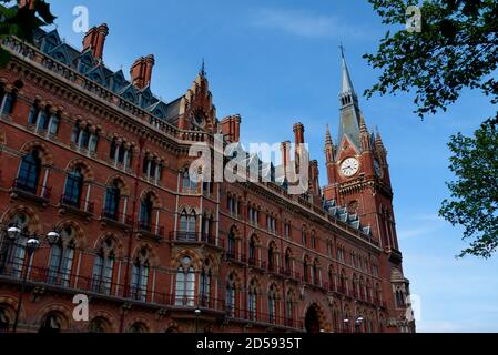 La façade de la gare internationale St Pancras Renaissance Hotel et face à Euston Road, Camden, London, United Kingdom Banque D'Images