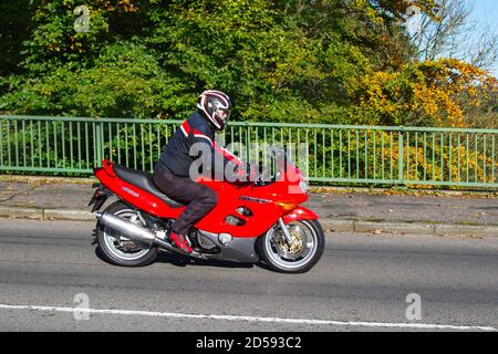 T724FLG 1999 Red Suzuki GSX 600 FX moto rider; deux roues de transport, motos, véhicule, routes, motos, motocyclistes motards motocyclisme à Chorley, Royaume-Uni Banque D'Images