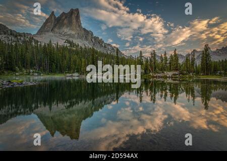 El Capitan Reflection in a large Pond, près du lac Alice, Sawtooth National Forest, Idaho, Etats-Unis Banque D'Images