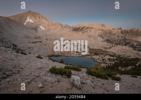 Paysage de montagne et de lac à l'aube, forêt nationale d'Inyo, Californie, États-Unis Banque D'Images