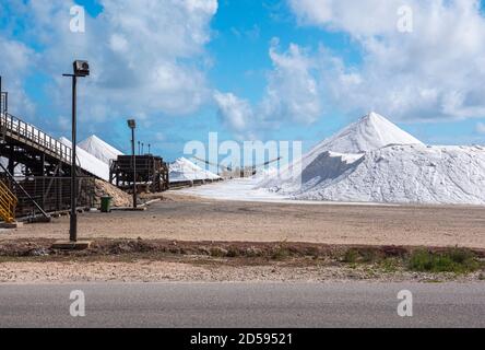 Les hautes montagnes de sel sur les casseroles de sel Bonaire Banque D'Images