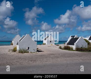 Maisons blanches d'esclaves sur Bonaire Banque D'Images