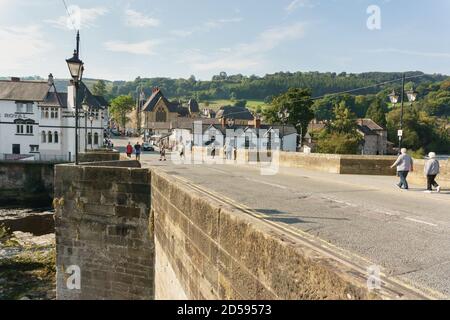 Le pont de Dee à Llangollen l'une des sept merveilles Du pays de Galles construit au XVIe siècle, il est le principal Point de passage sur la rivière Dee Banque D'Images