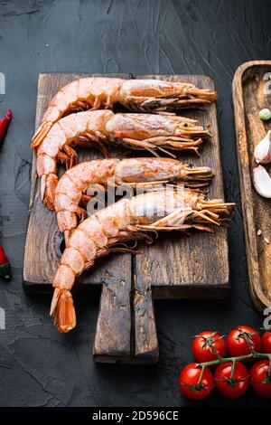 Ensemble de crevettes avec ingrédients pour paella sur noir arrière-plan texturé Banque D'Images