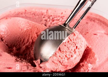 Gros plan de la glace aux fraises en étant mis en service. Banque D'Images
