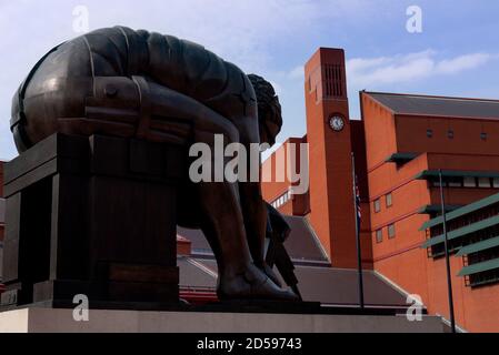 La British Library sur Euston Road, quartier de Camden, Londres, avec "Newton" sculpture en bronze de Eduardo Paolozzi dans la piazza (premier plan) Banque D'Images