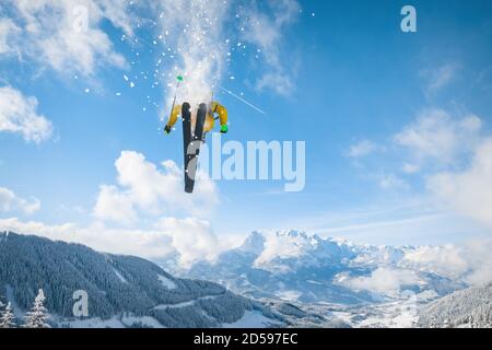 Freeride skieur moyen air, Werfenweng, St Johann im Pongau, Salzbourg, Autriche Banque D'Images