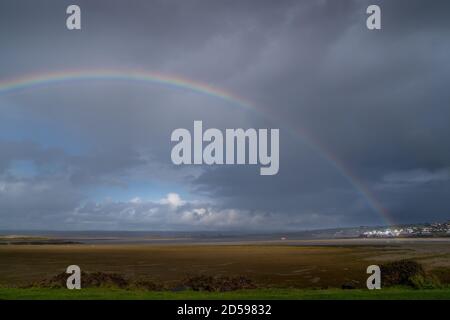 Village Appledore avec arc-en-ciel, vu de Northam Burrows, North Devon. Octobre 2020. Banque D'Images