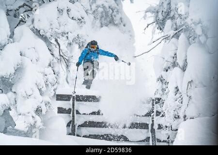Skieur freeride à mi-vol sautant au-dessus des barrières d'avalanche, Werfenweng, St Johann im Pongau, Salzbourg, Autriche Banque D'Images