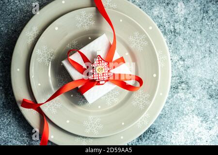 Boîte cadeau sur un plat en forme d'arbre de Noël Banque D'Images