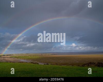 Arc-en-ciel au-dessus de Northam Burrows, North Devon. Octobre 2020. Banque D'Images