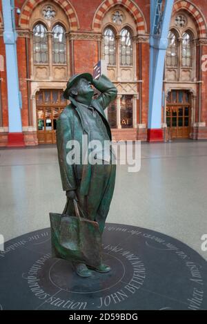 Statue de bronze du poète britannique Sir John Betjeman à la gare internationale de St Pancras, Londres, Royaume-Uni Banque D'Images