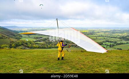 Brighton Royaume-Uni 13 octobre 2020 - UN deltaplane se prépare pour le décollage au-dessus de Devils Dyke juste au nord de Brighton comme plus sec et plus stable temps est prévu pour plus tard dans la semaine dans toute la Grande-Bretagne : crédit Simon Dack / Alamy Live News Banque D'Images