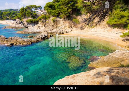 Vue aérienne de la crique d'Arrecifes sur le chemin côtier de St Antoni Calonge à la plage d'Aro. Costa Brava, Catalogne, Espagne Banque D'Images