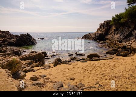 Vue sur l'une des criques qui se trouve sur le chemin côtier de St Antoni Calonge à la plage d'Aro. Costa Brava, Catalogne, Espagne Banque D'Images